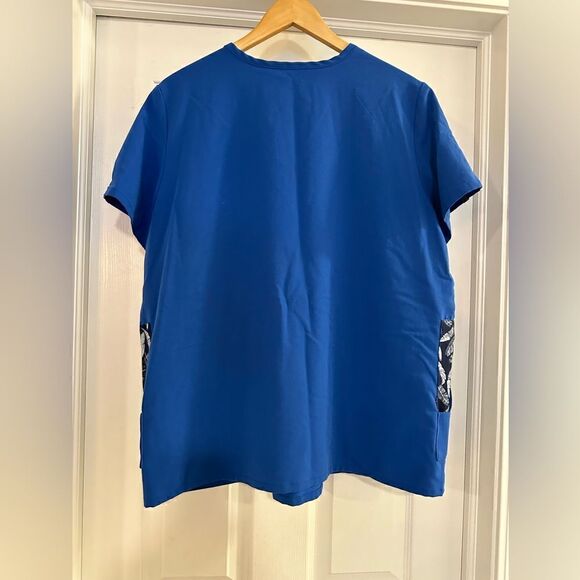 FIGS Limited Edition Accra 6-Pocket Scrub Top size Large - Picture 4 of 6